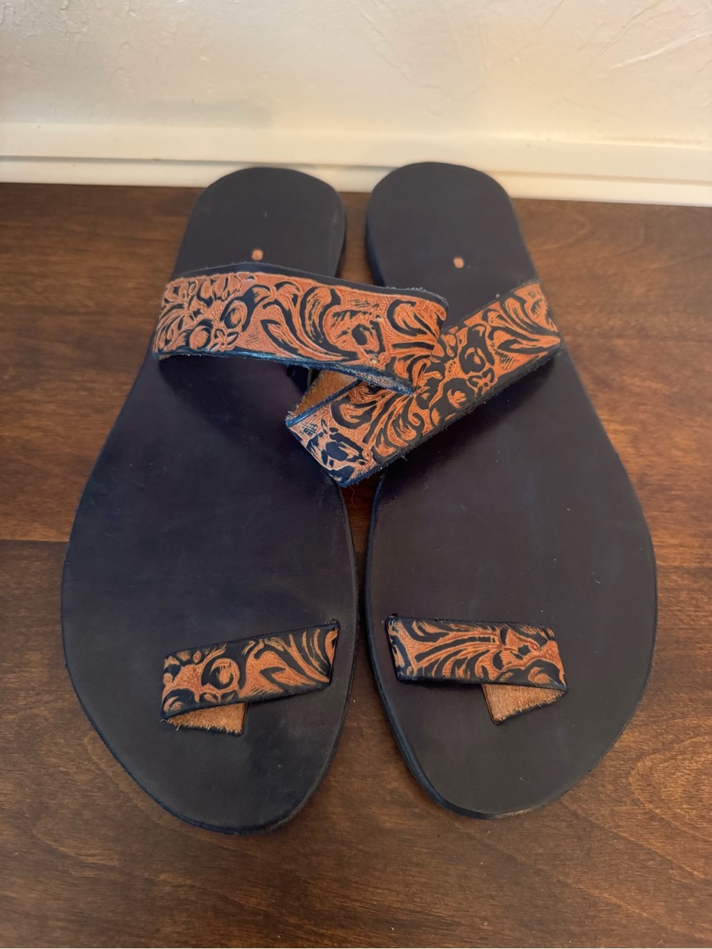 Women’s Handmade Black Leather Toe-Loop Sandals size 8